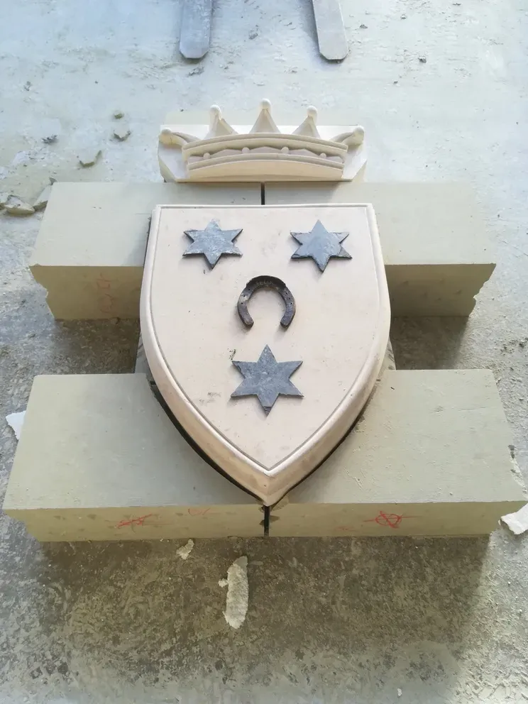 Blason héraldique sculpté en pierre massive