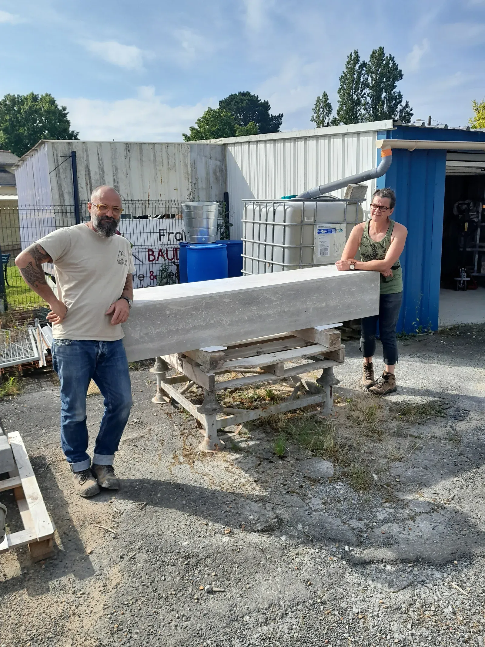 Façonnage d'un long élément en pierre de taille