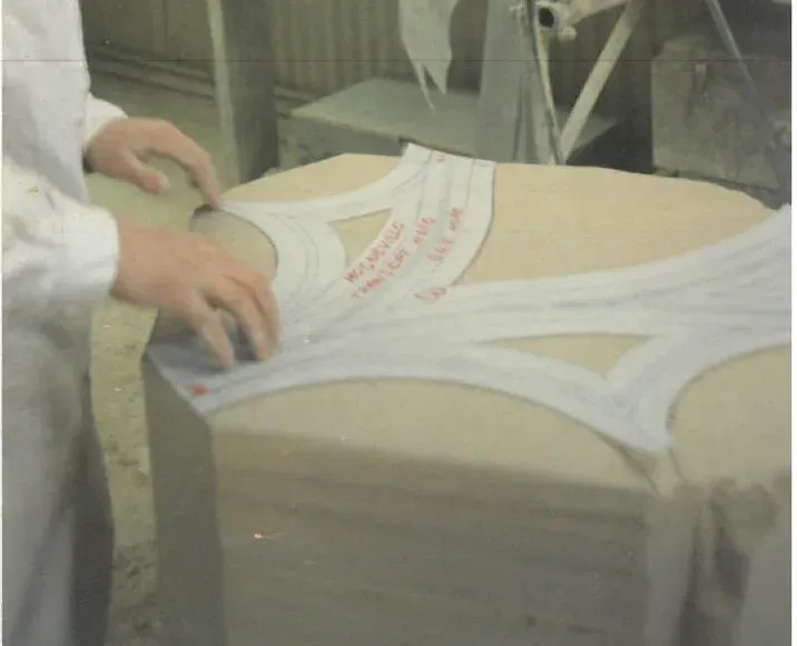 Sculpture d'un rinceau de feuillage à la main