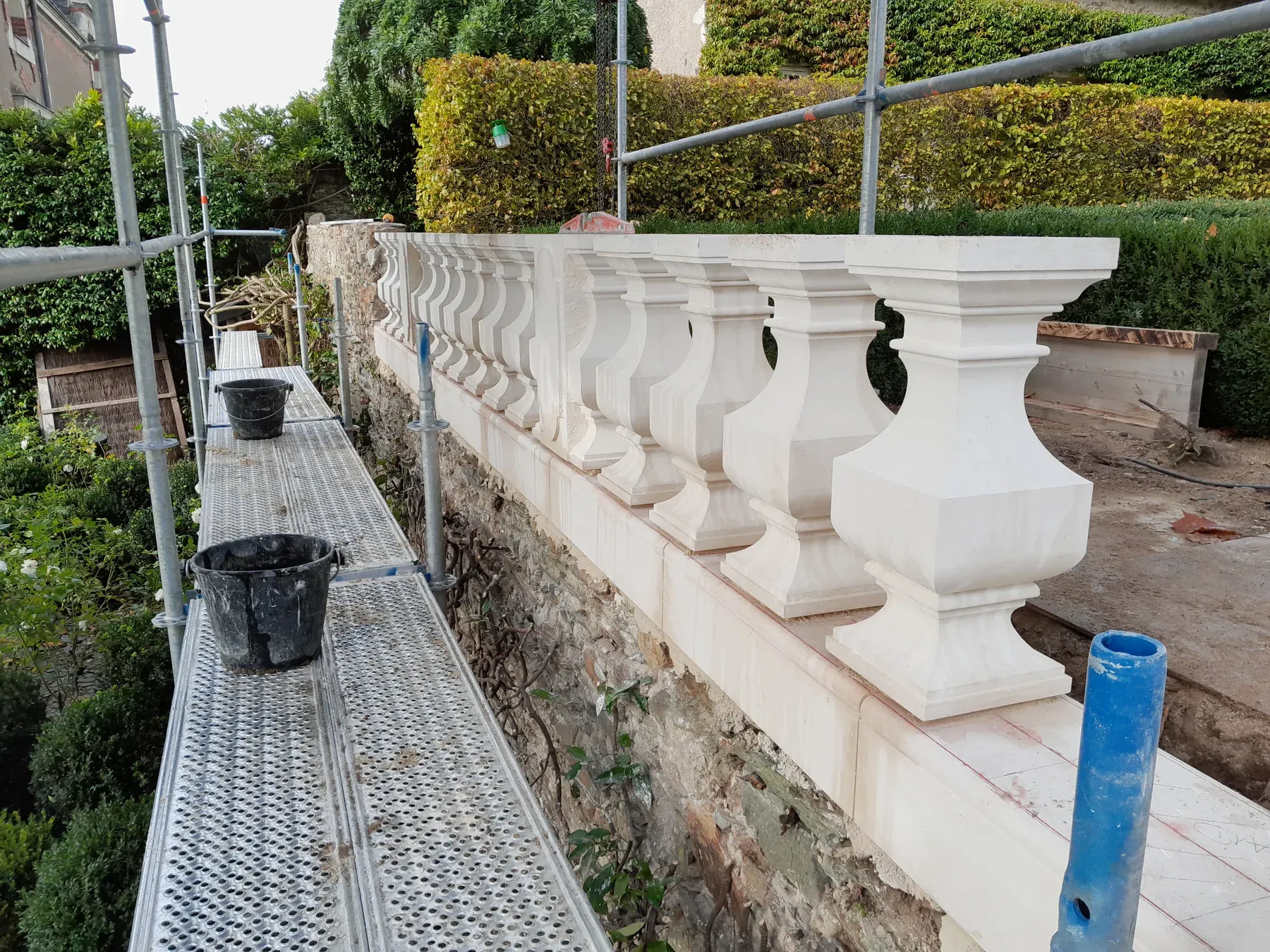 Balustrade à balustres en pierre le long d'une terrasse