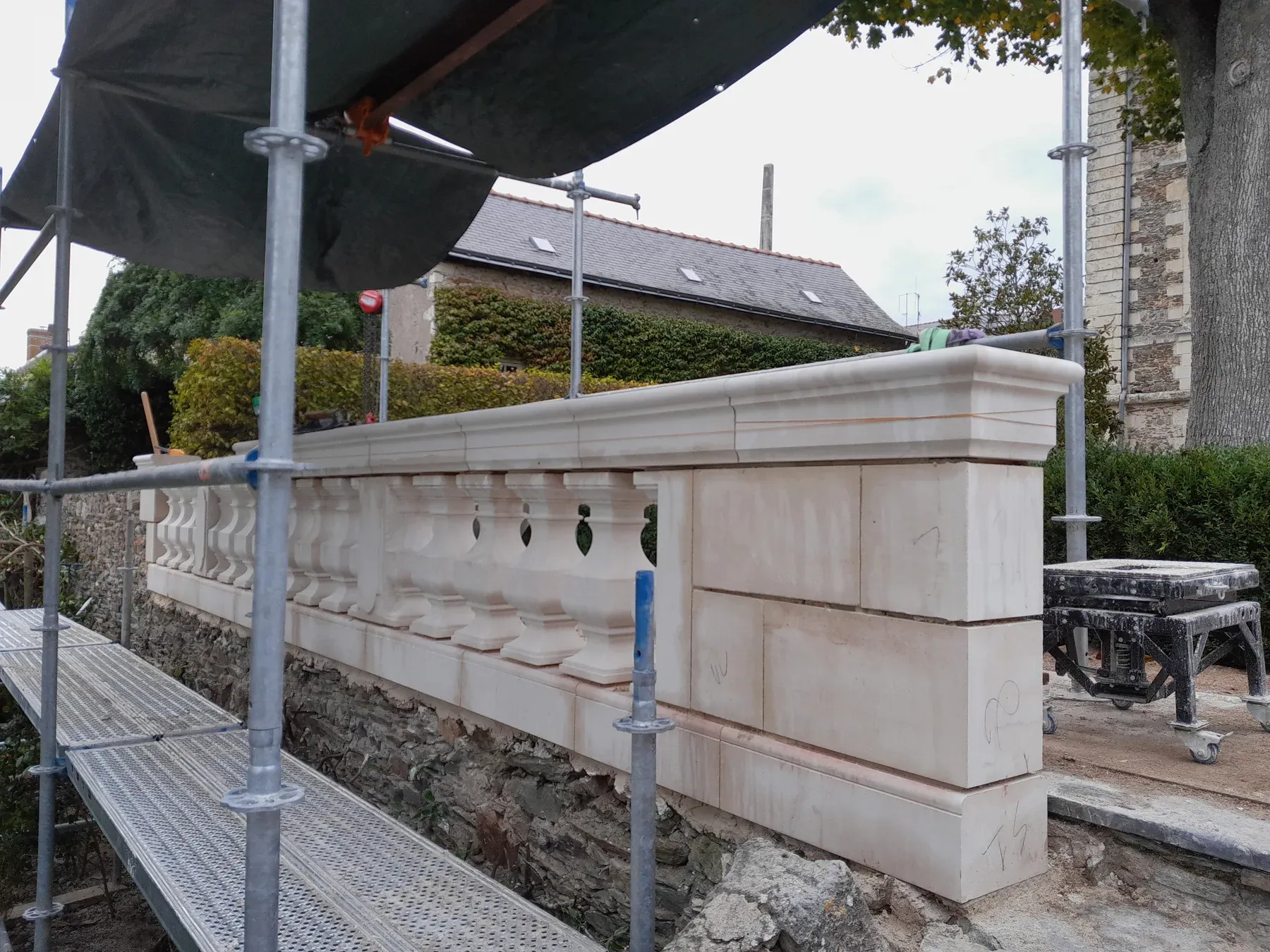 Balustrade en pierre neuve montée sur échafaudage