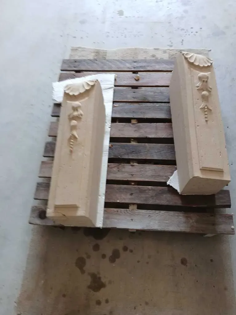 Bloc de pierre en cours de taille à l'atelier