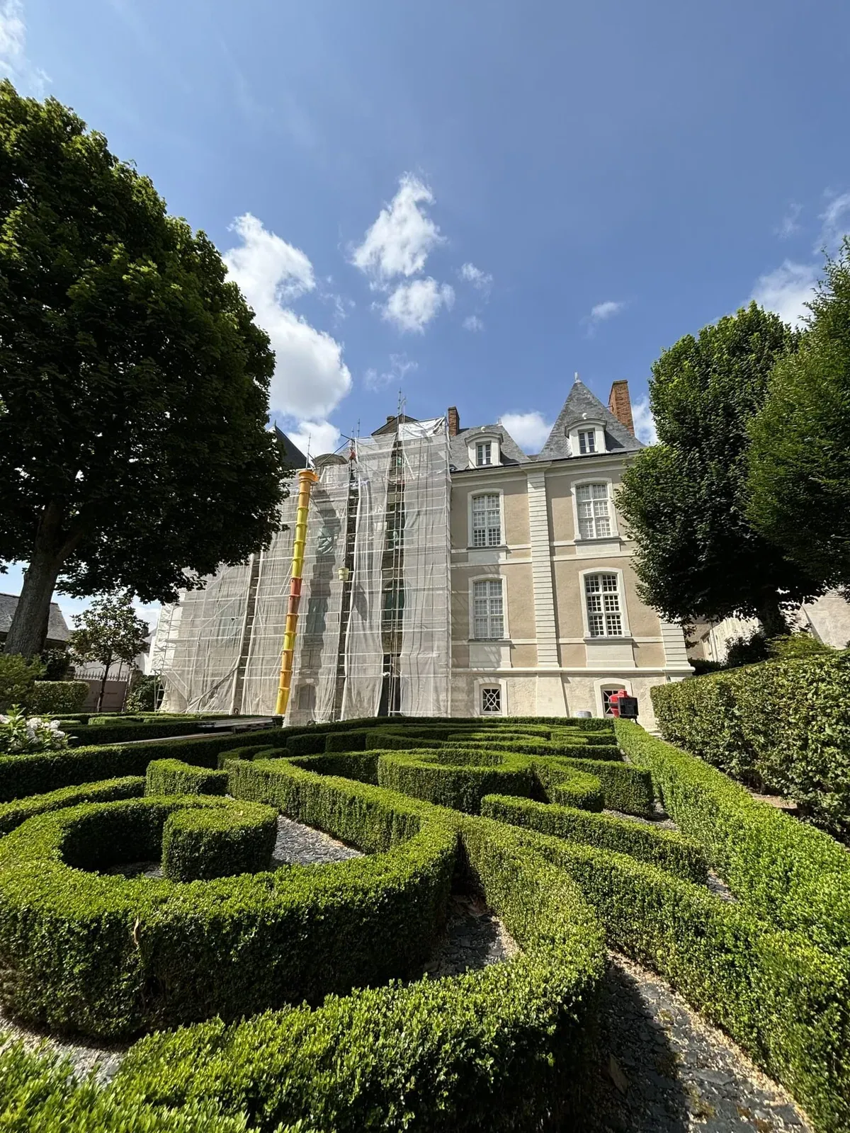 Façade patrimoniale en cours de restauration sous échafaudage