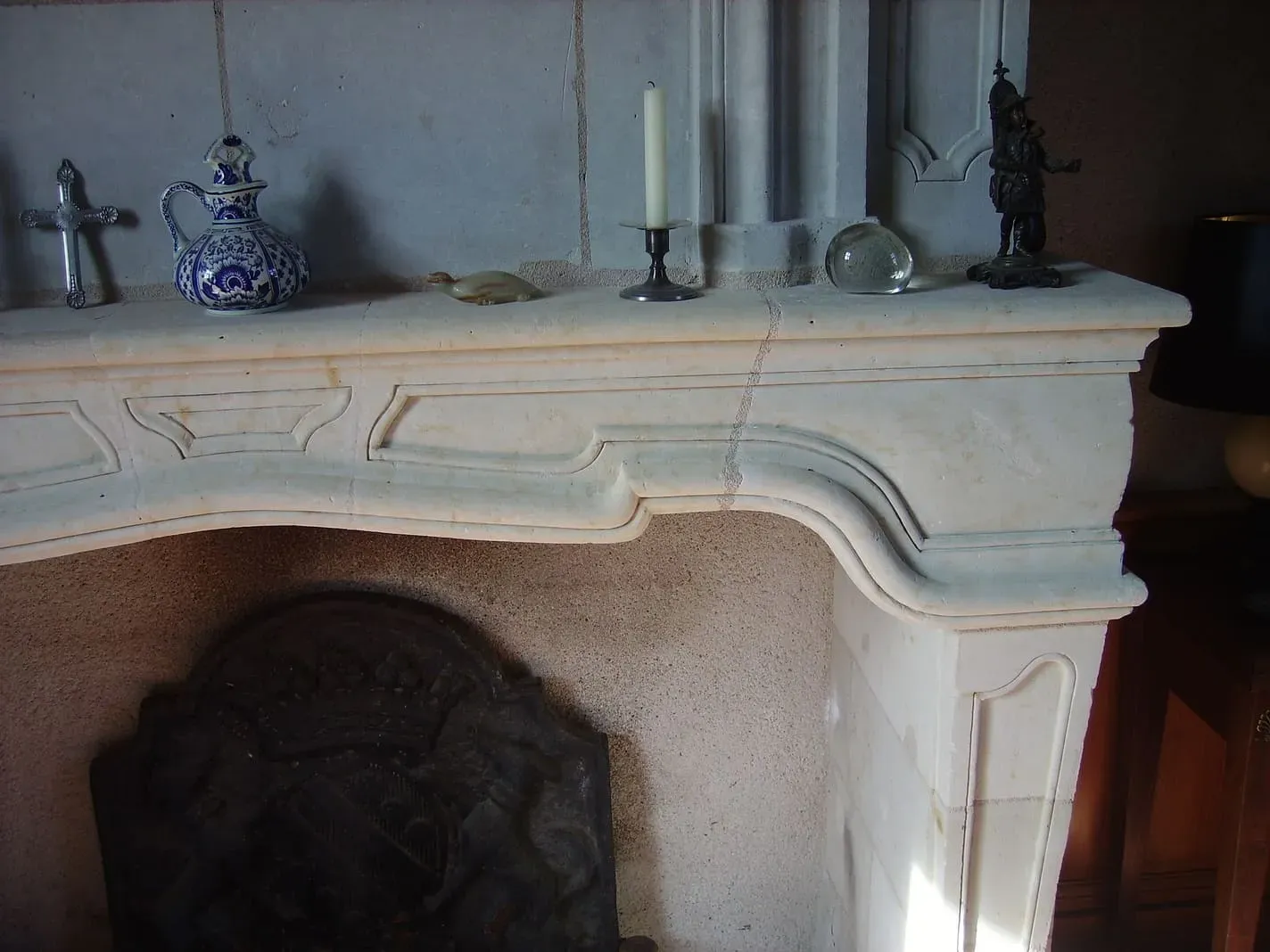 Cheminée monumentale en pierre de taille