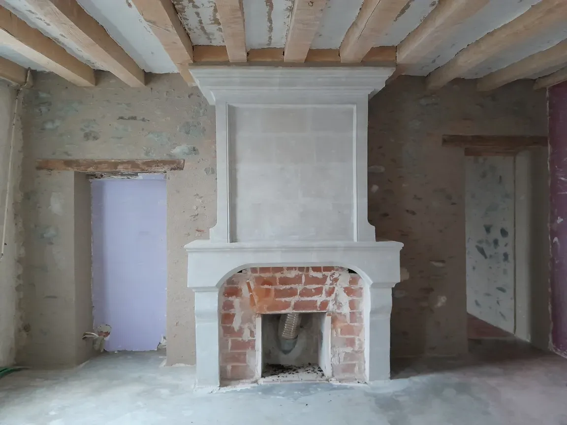 Cheminée contemporaine en pierre de taille claire