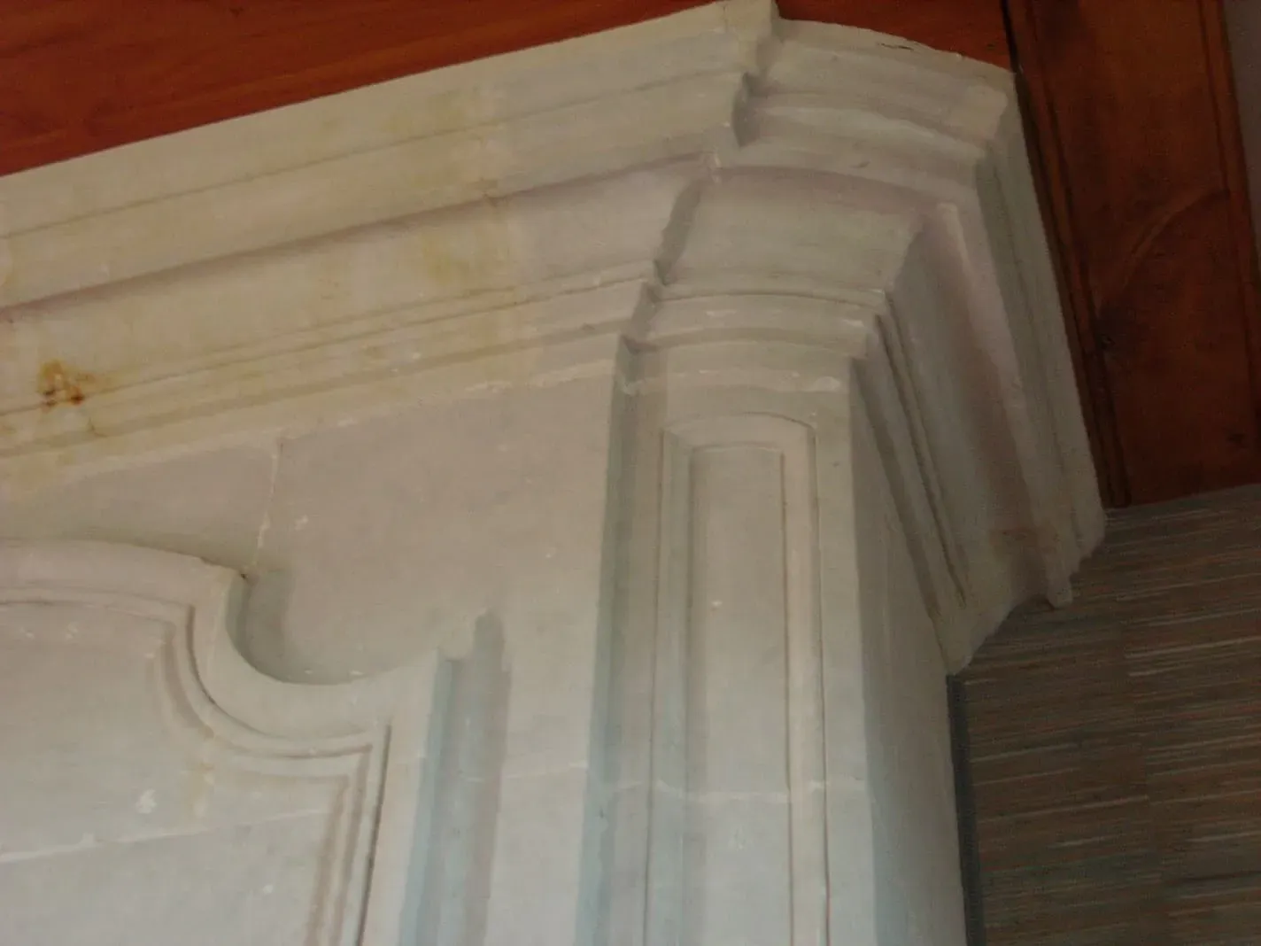 Détail sculpté d'un jambage de cheminée