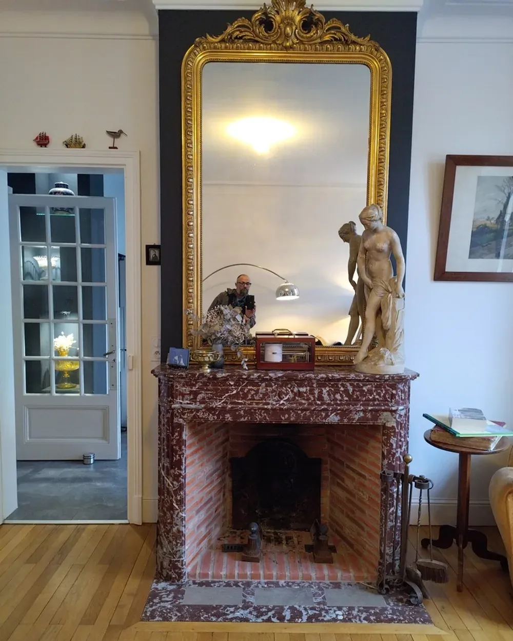 Cheminée en pierre avec foyer ouvert
