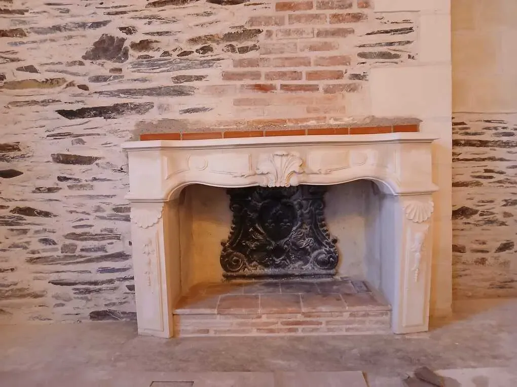 Cheminée rustique en pierre de maçonnerie