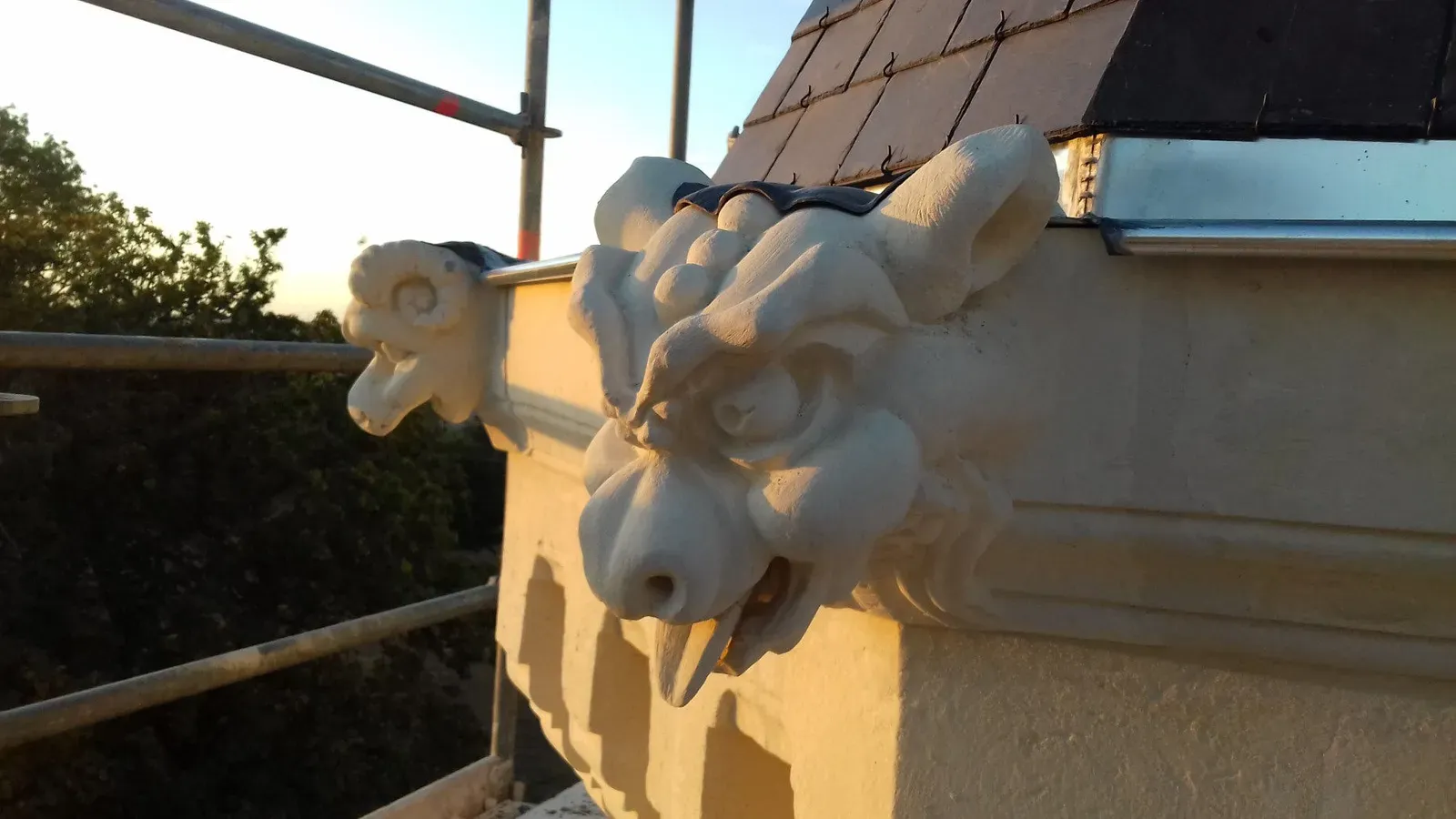 Sculpture d'une tête de chimère en taille directe