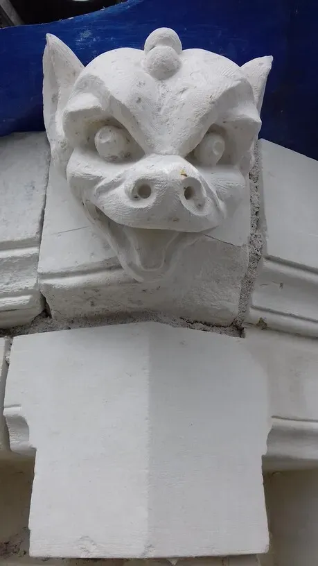 Tête de chimère sculptée en pierre
