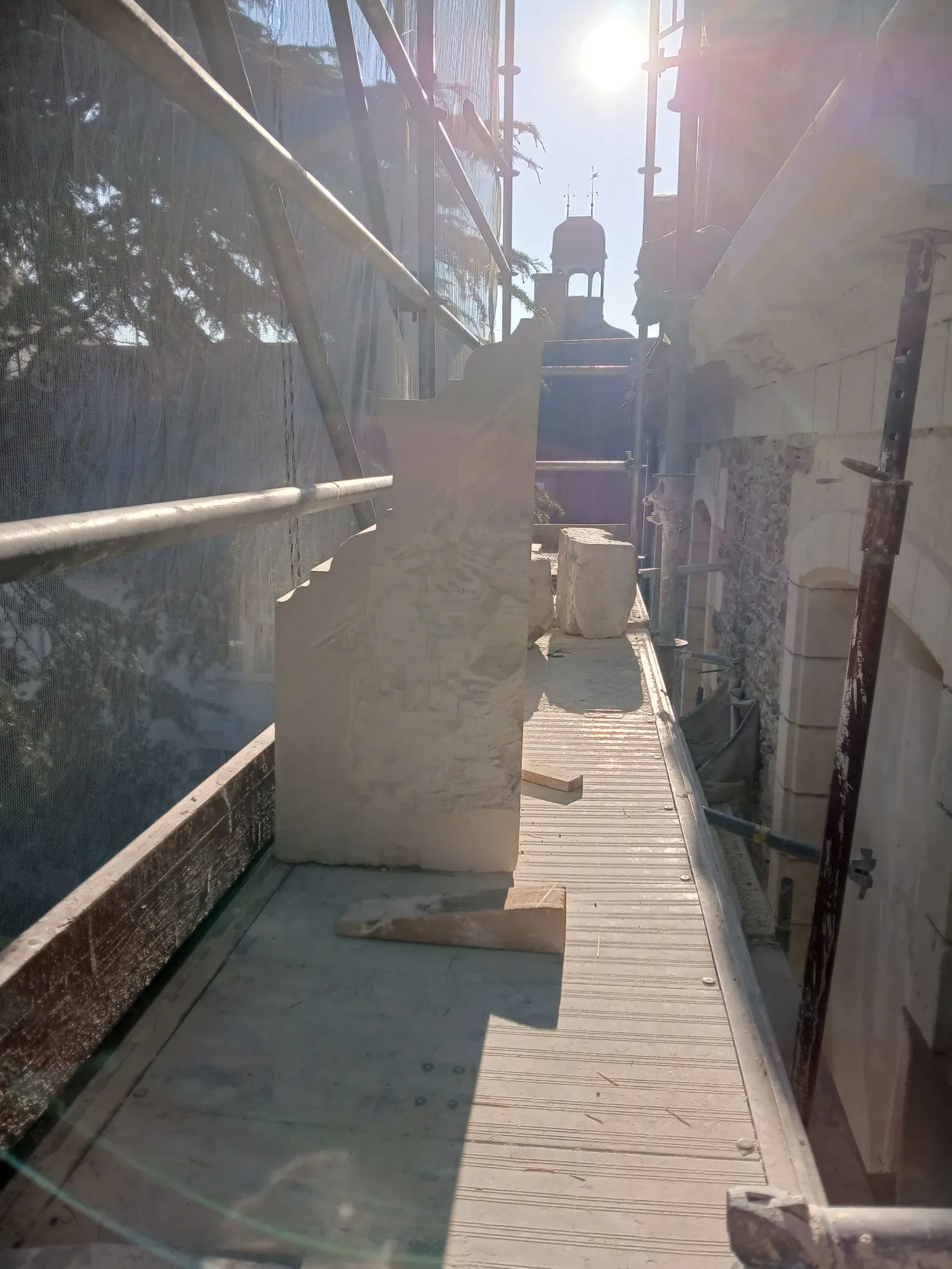 Chantier de restauration de façade sous échafaudage