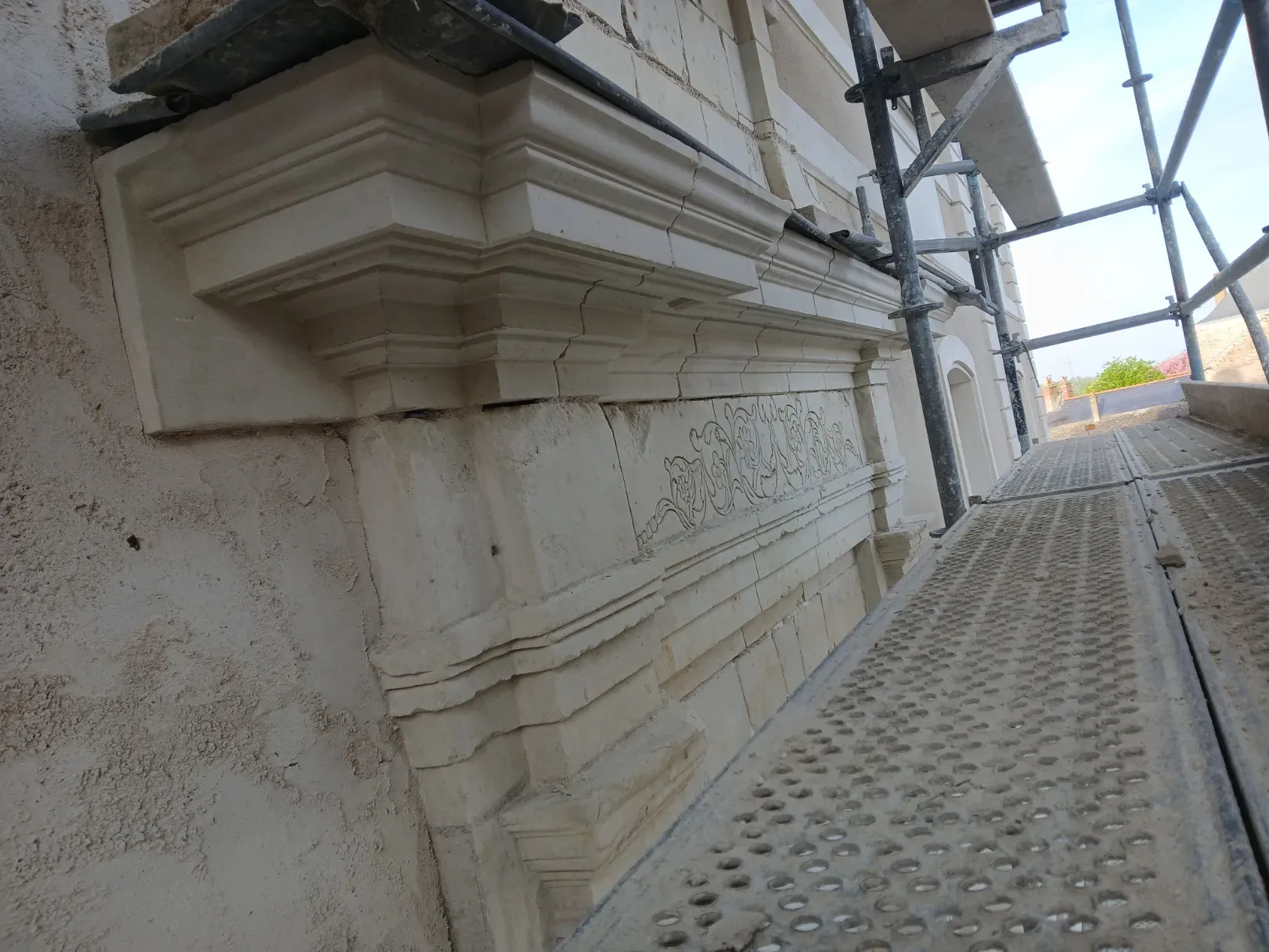 Corniche et frise sculptée restaurées sur une façade en pierre