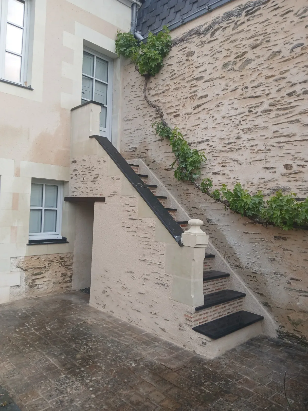 Escalier extérieur en pierre dans un jardin