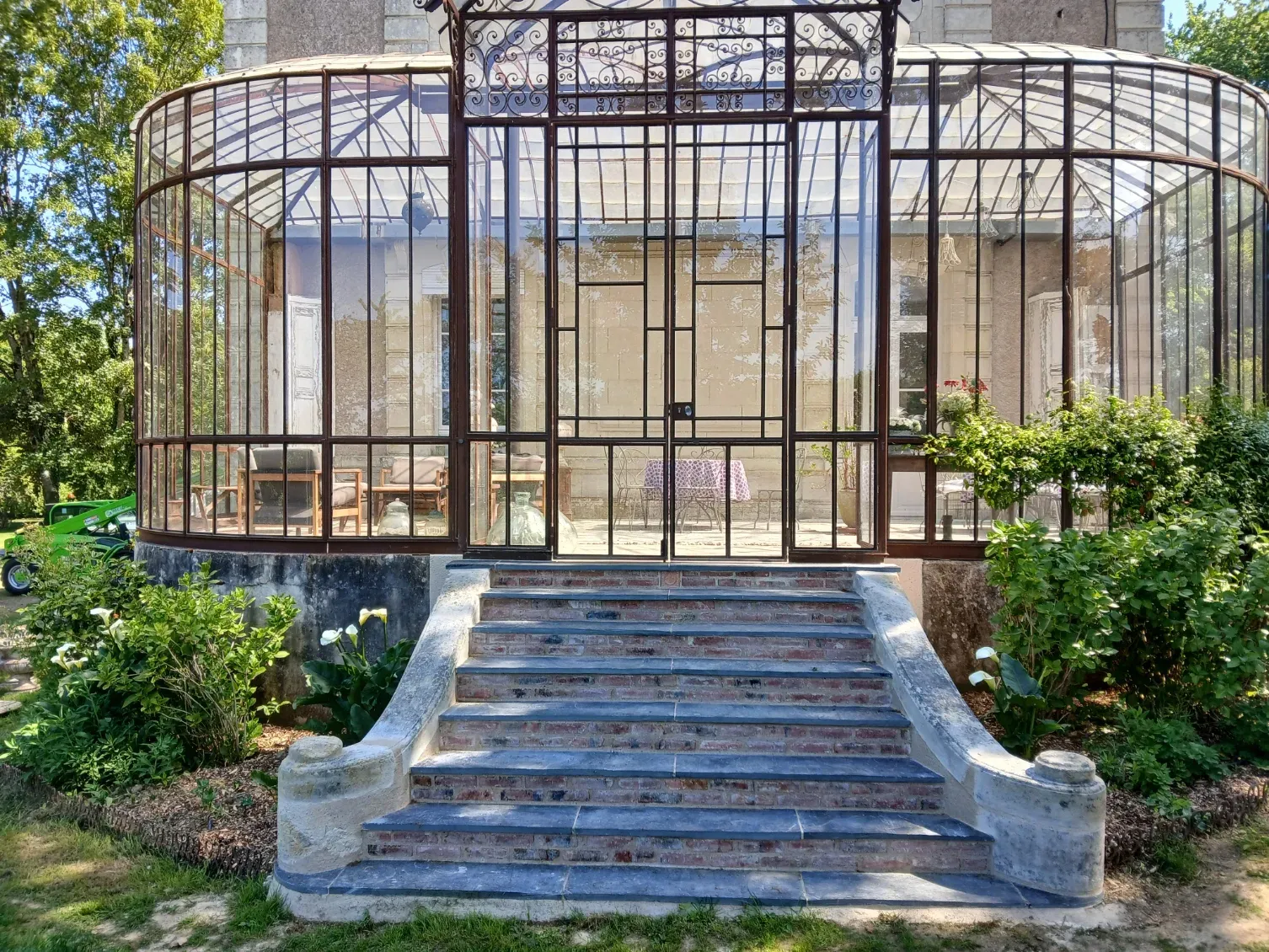 Perron en pierre coiffé d'une marquise en verrière