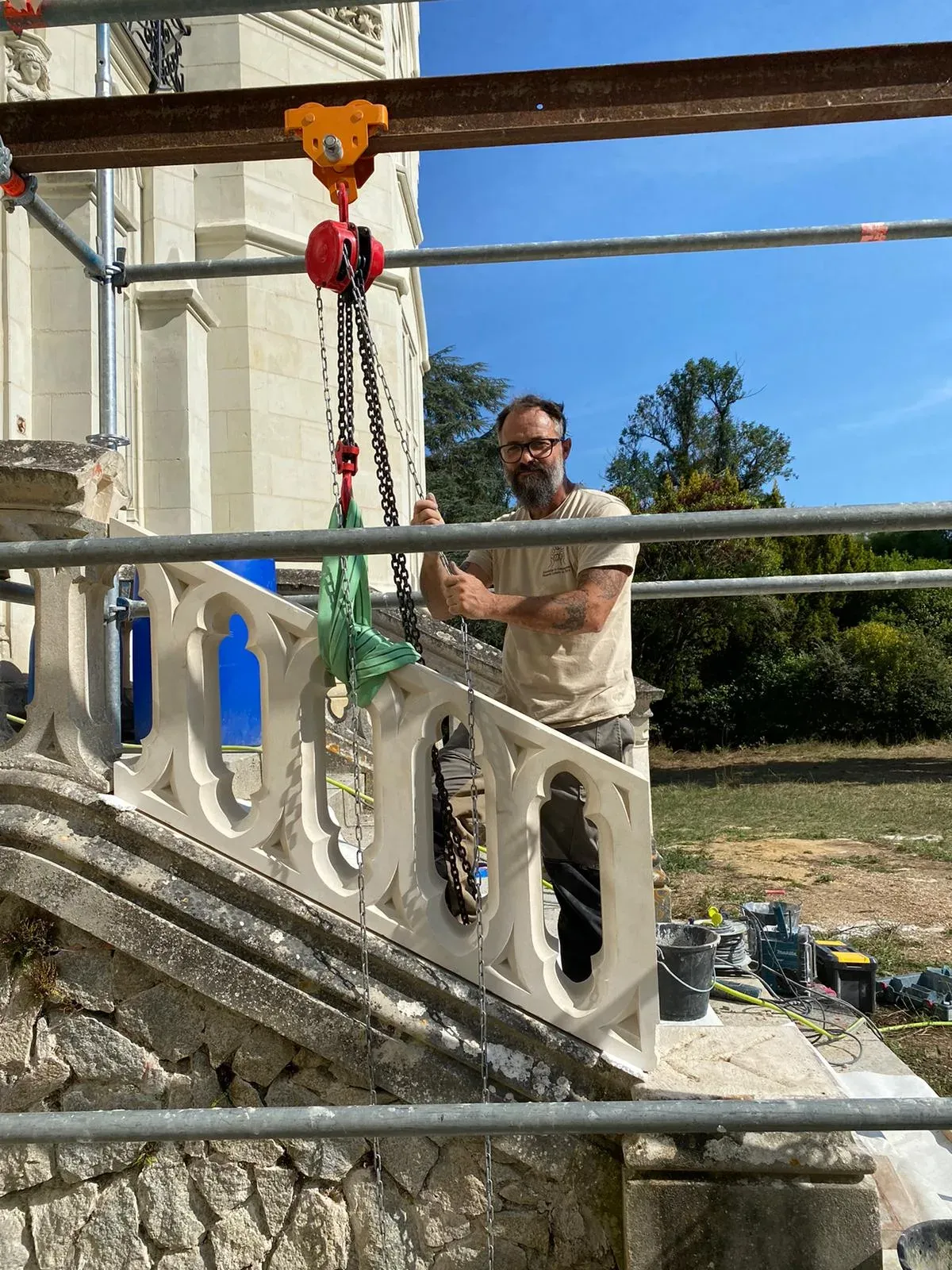 Escalier et balustrade en pierre en extérieur