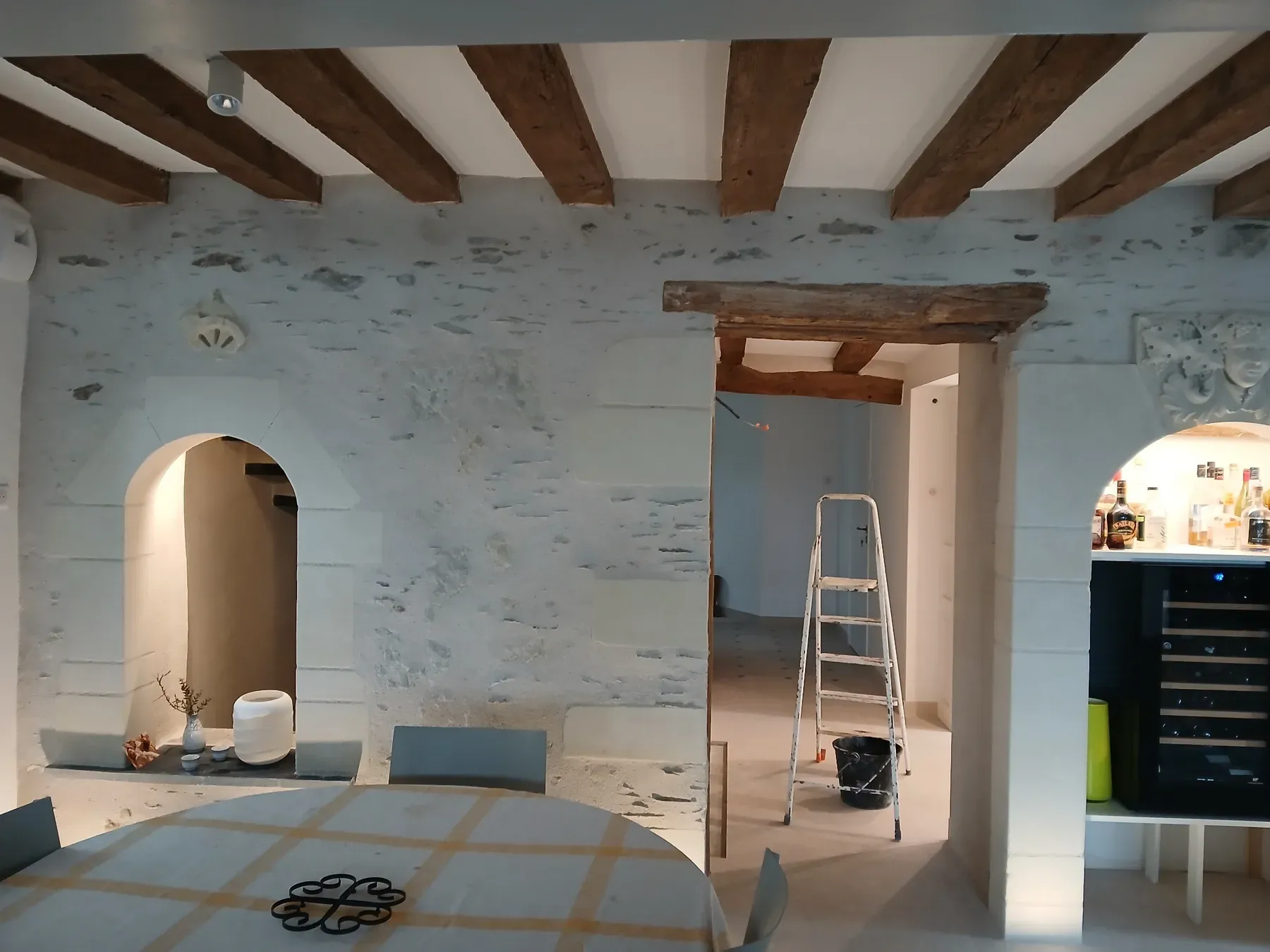 Intérieur en pierre apparente avec encadrements et niche restaurés