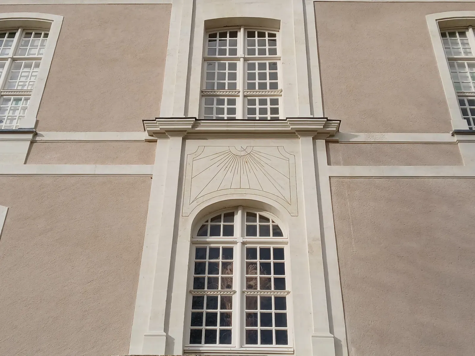 Façade restaurée portant le cadran solaire