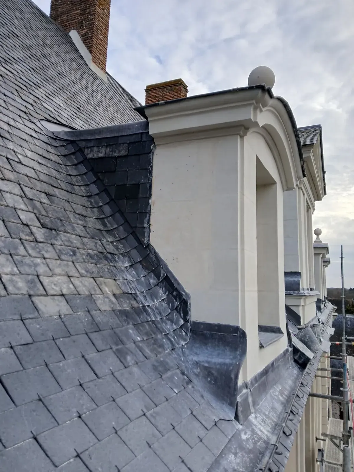 Lucarne en tuffeau sur toiture en ardoise