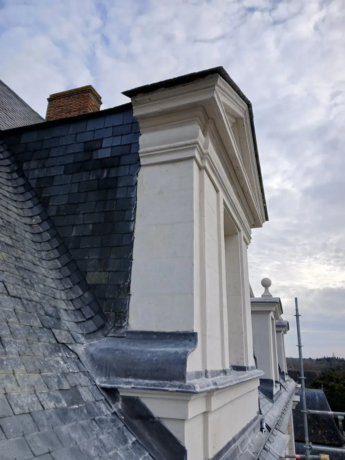 Lucarne monumentale à fronton cintré