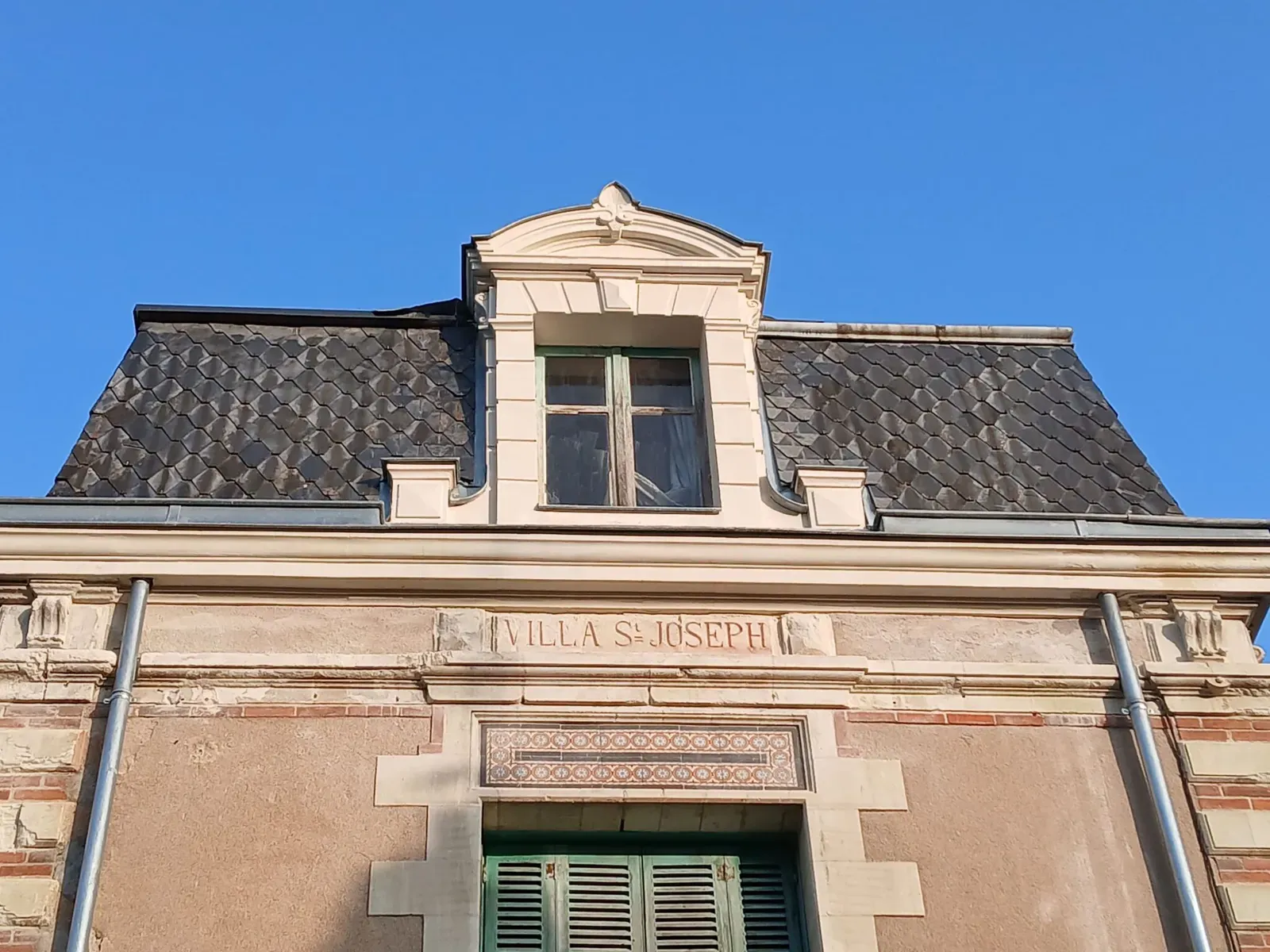 Lucarne ouvragée sur façade restaurée