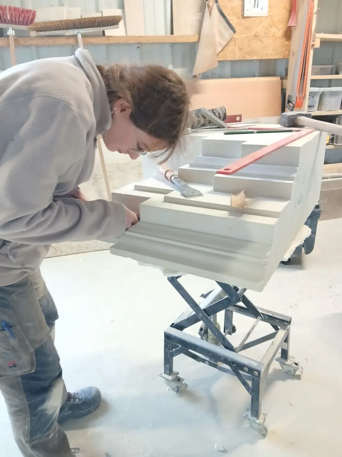 Compagnon de l'atelier Lapidis devant un ouvrage en pierre