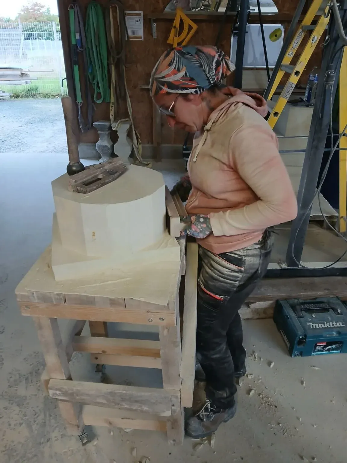 Compagnon de l'atelier Lapidis à l'établi