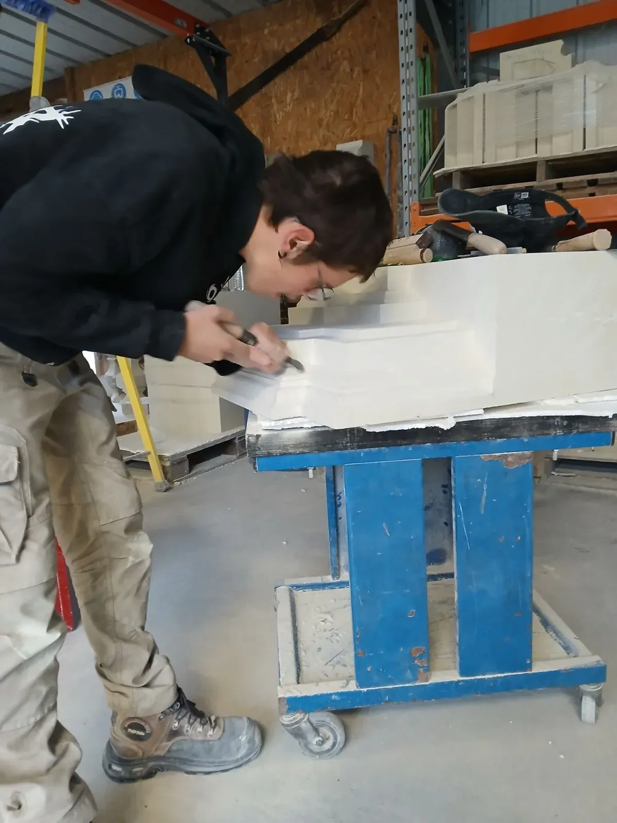 Compagnon de l'atelier Lapidis au travail