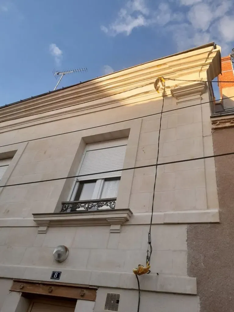 Mur en pierre de taille ravalé dans la masse