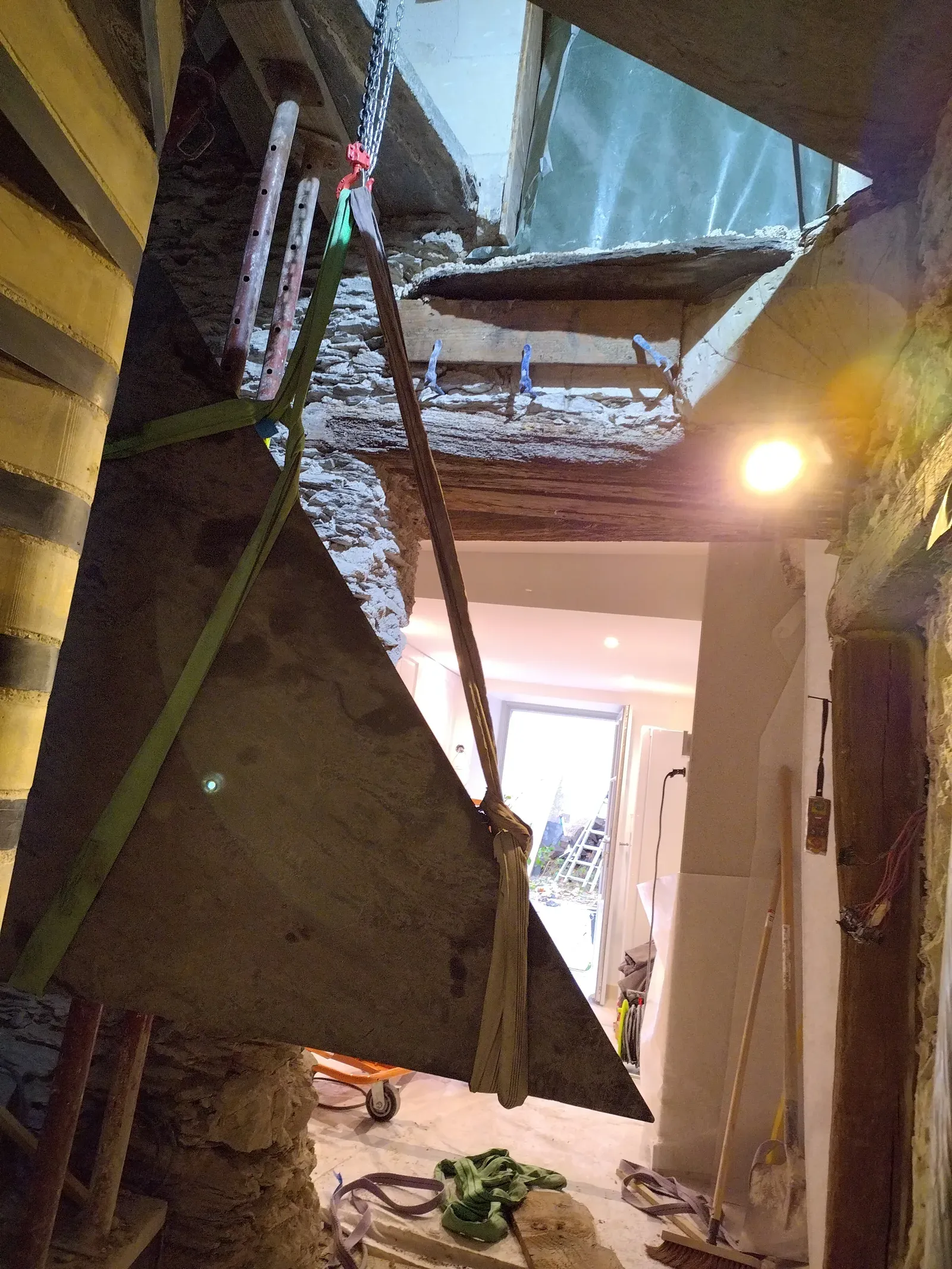 Escalier à noyau en cours de pose, étayé pendant les travaux