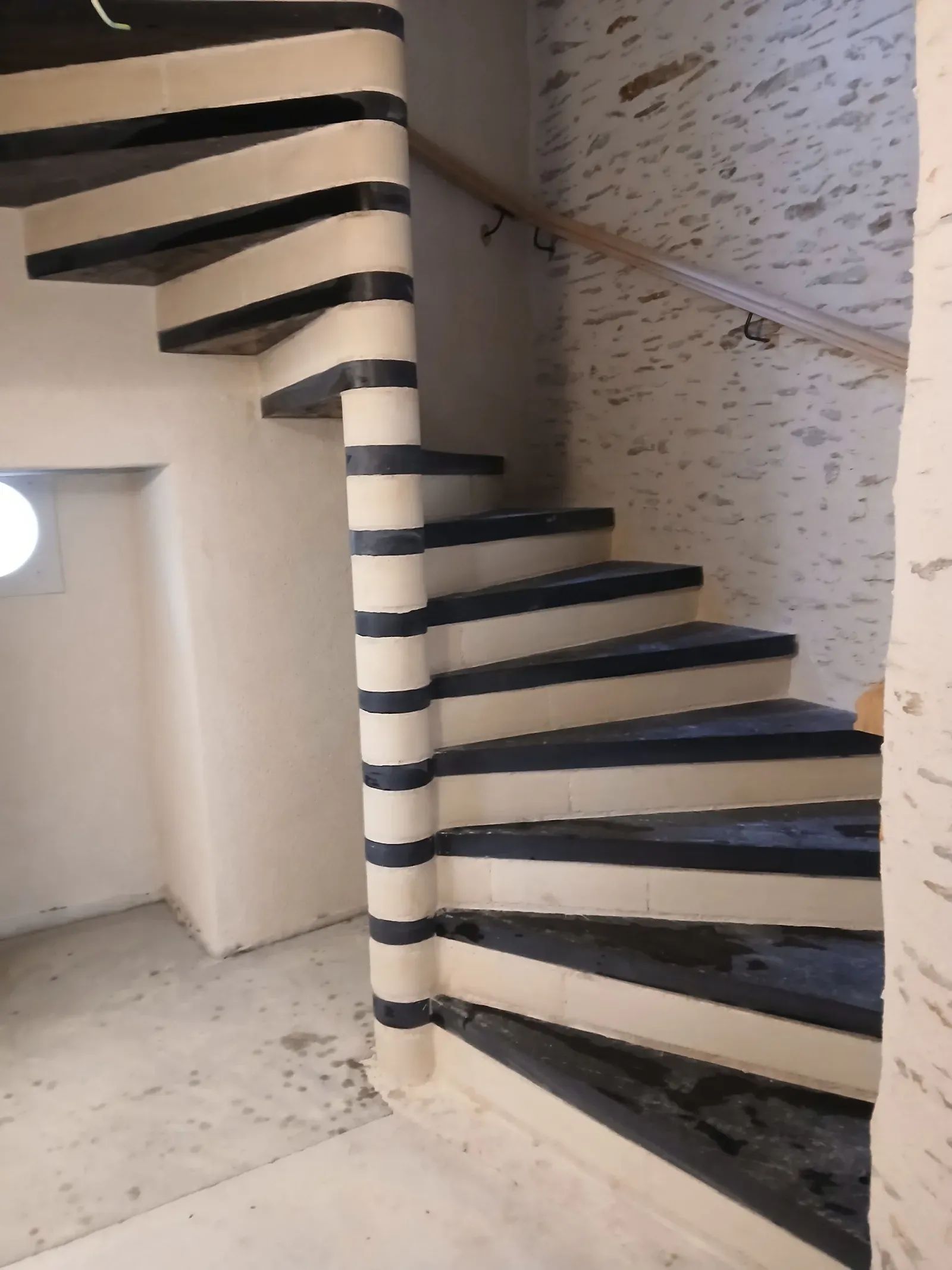 Escalier à noyau aux marches de pierre et d'ardoise