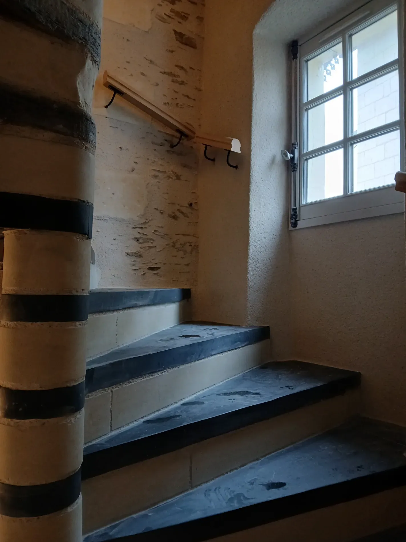 Volée de l'escalier à noyau dans sa cage ancienne