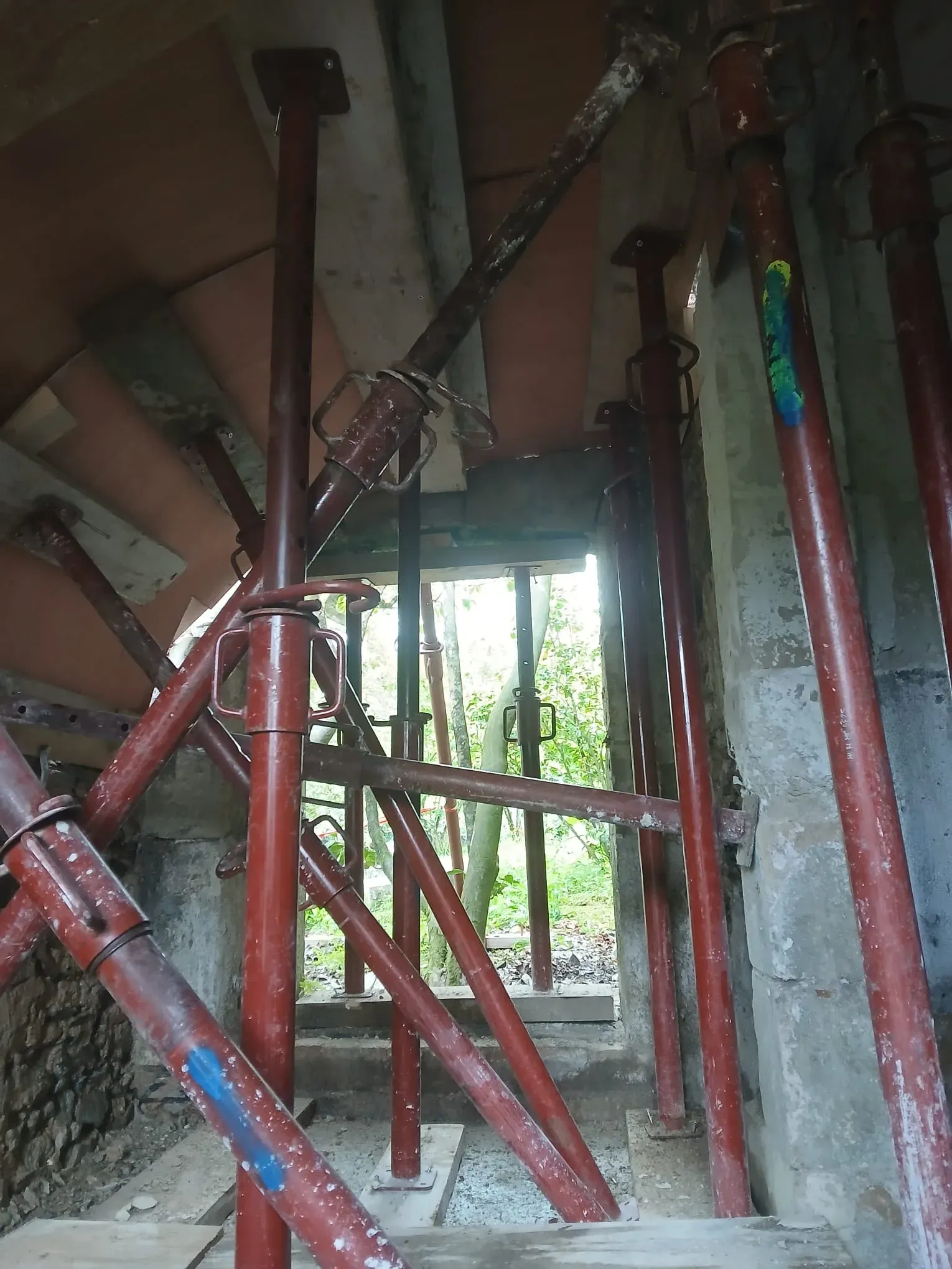 Étaiement de la structure avant reprise du perron