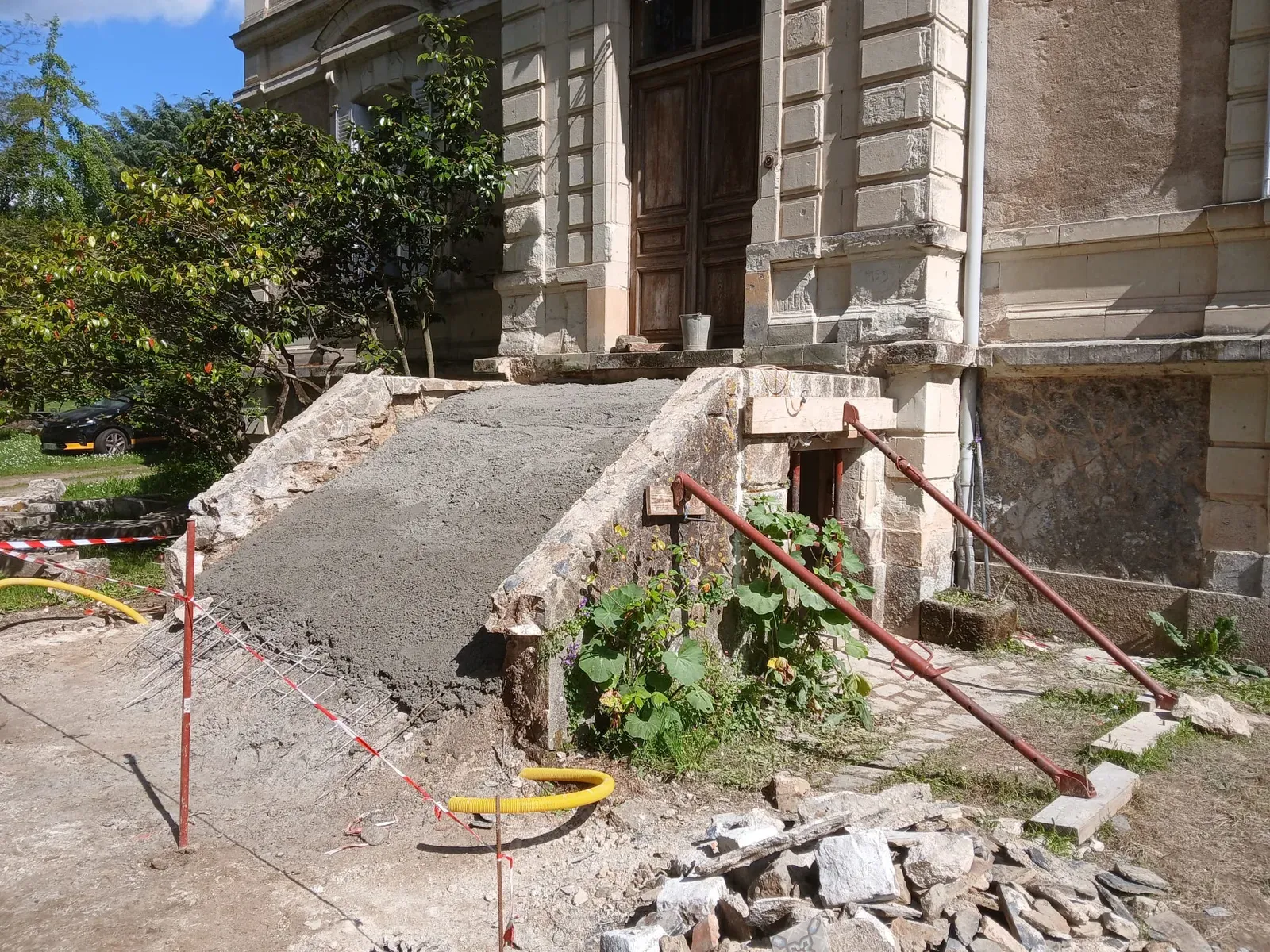 Perron extérieur prenant sa forme définitive