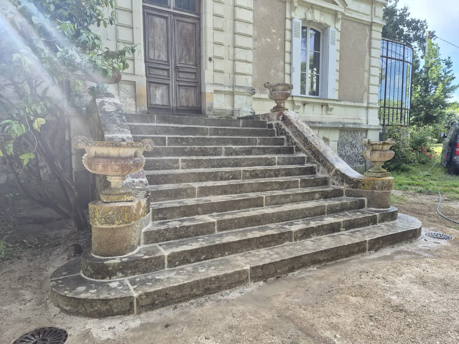 Perron en pierre achevé devant la demeure
