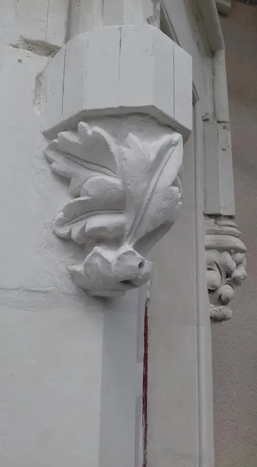 Pinacle sculpté en cours de chantier