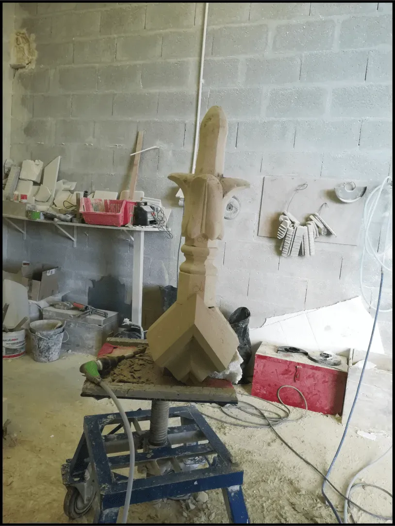 Détail d'un pinacle néo-gothique sculpté