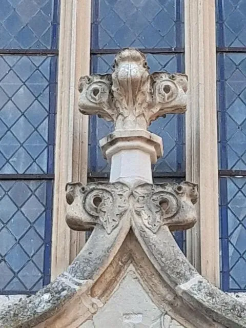 Pinacle en pierre massive sur une toiture