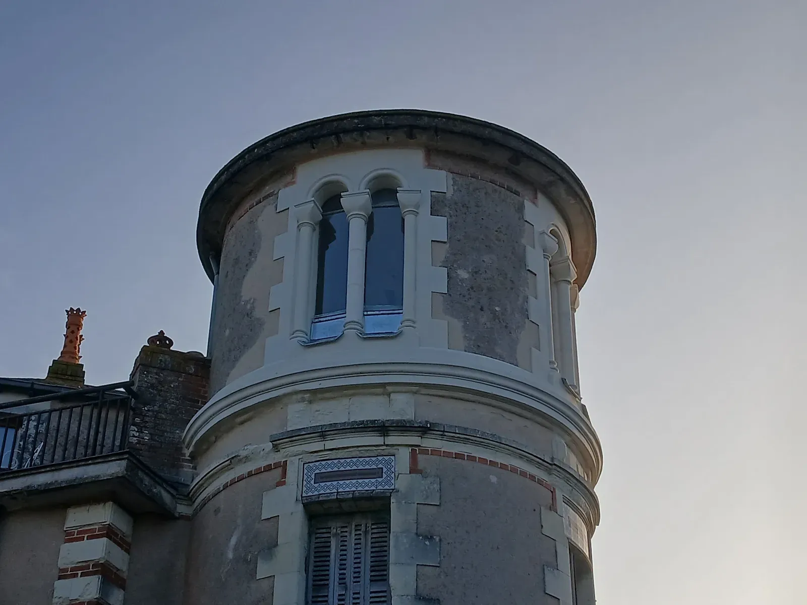 Tourelle en pierre restaurée d'une demeure ancienne