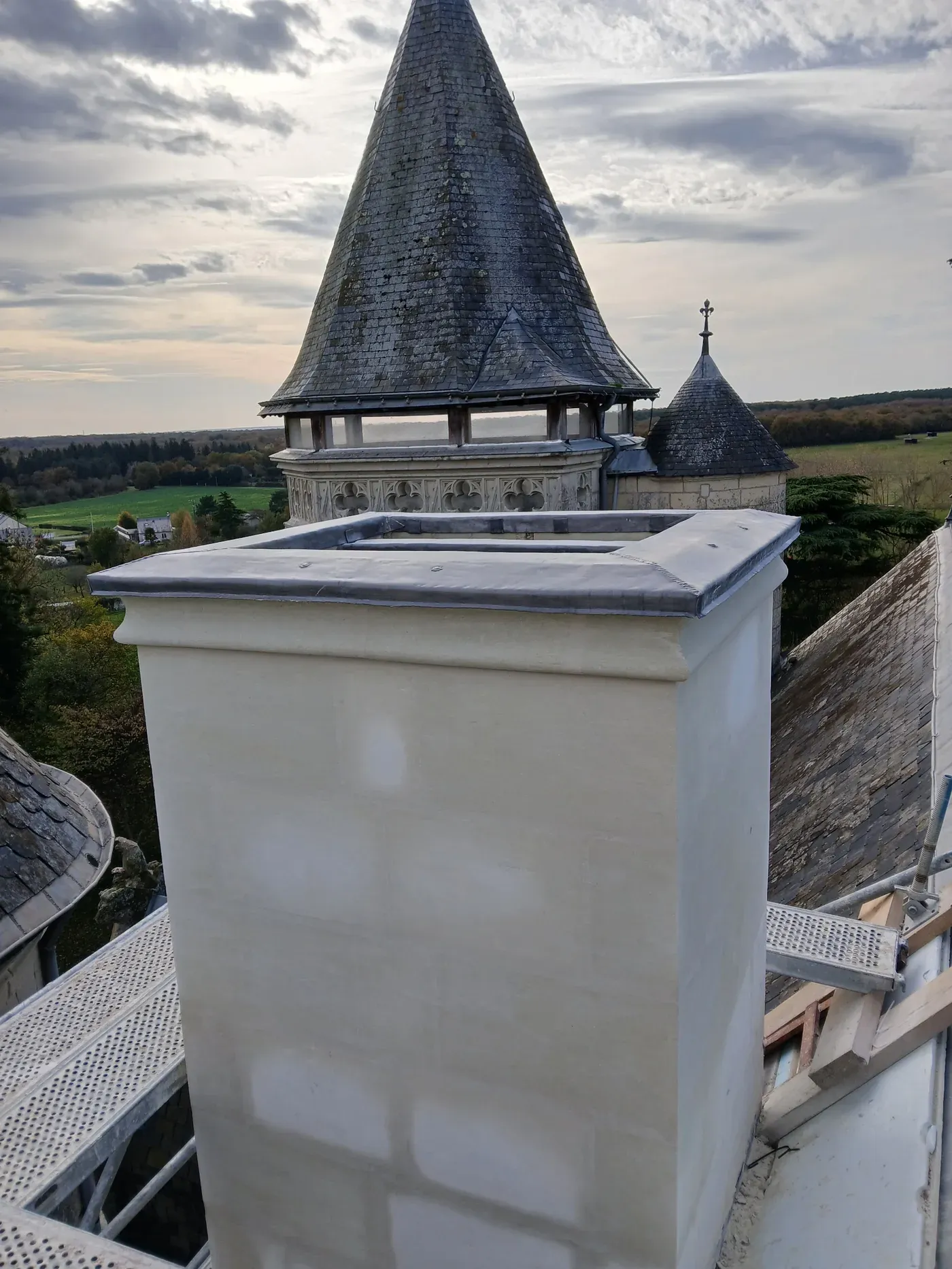 Souche de cheminée en pierre de taille sur une toiture
