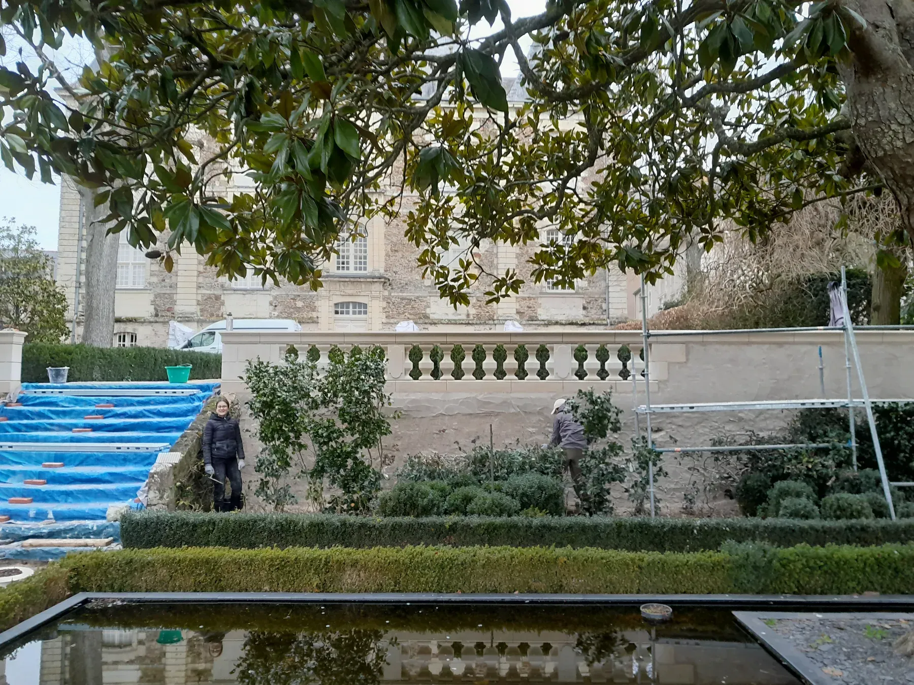 Terrasse achevée avec balustrade et bassin face à la demeure