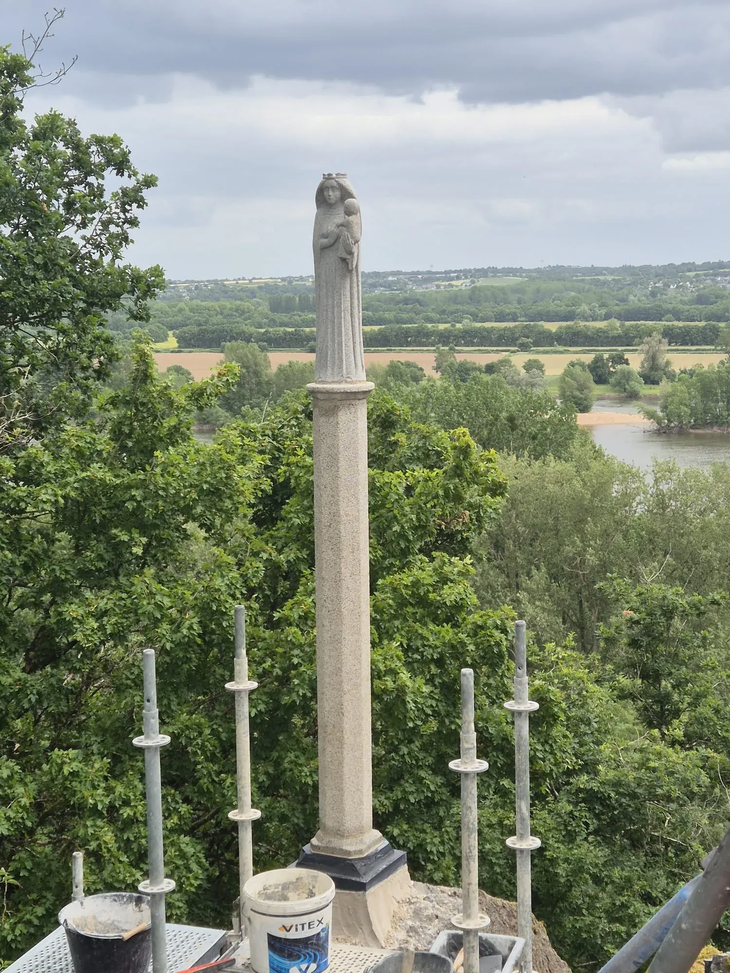 Vierge à l'Enfant en place au sommet de sa colonne de pierre