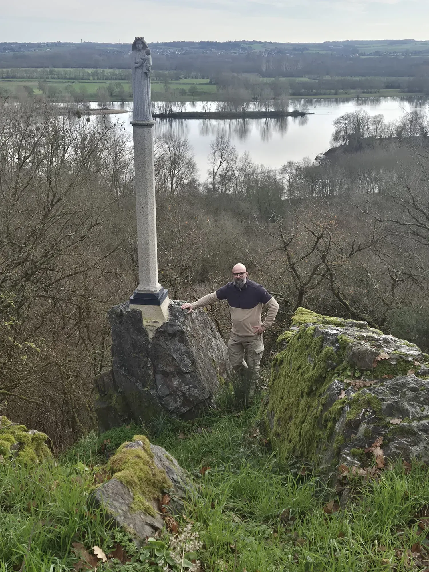 Colonne surmontée d'une Vierge à l'Enfant dominant la Loire